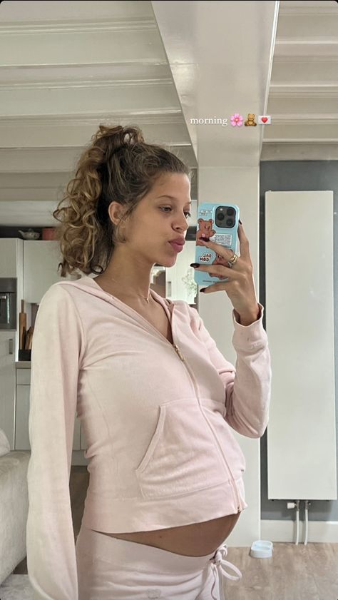 Zaargoedemans Outfits, Soft Era Aesthetic, Zara Janice, Hot Pregnancy Outfits, Pink Pregnant, Pregnacy Fashion, Grammy Dresses, Pregnant Sisters, Baby Pregnancy