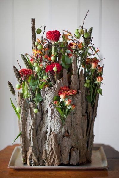 Floral Art Design, Creative Flower Arrangements, Deco Originale, Christmas Porch Decor, Diy Decor Crafts, Deco Floral, Tree Stump, Arte Floral, Ikebana