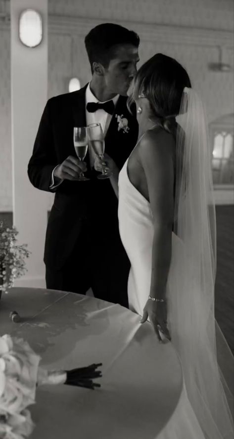 Aesthetic Bride And Groom Photos, Elegant Wedding Couple Photos, Photoshoot Inspo Wedding Photography, Old Hollywood Boho Wedding, Intamite Wedding Photography, Wedding Photography Elegant, Chic Wedding Photography, Husband Astethic, Wedding Inspiration Photography