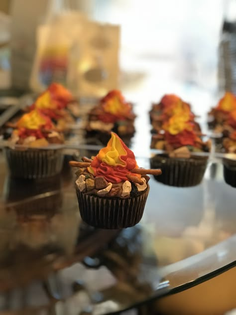 Campfire cupcakes Campfire Cupcakes, Cupcakes Recipe, Food Stuff, Creative Cakes, Let Them Eat Cake, Cupcake Recipes, Marshmallows, Just Desserts, Cake Cookies