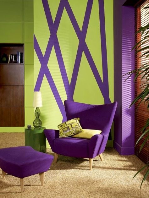 Eye For Design: Decorating With The Purple/Green Combination Deco Violet, Purple Furniture, Green Living Room Decor, Purple Living Room, Purple Interior, Purple Rooms, Purple Home, Green Sofa, Living Room Green