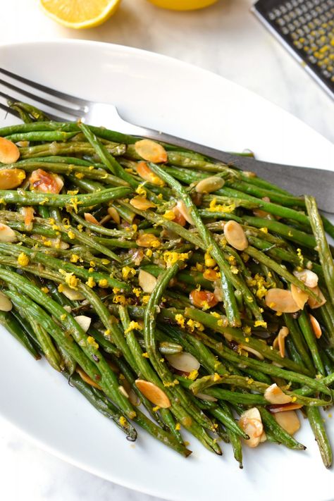 Lemon Roasted Green Beans | Every Last Bite Roasted Garlic Green Beans, Green Beans With Lemon, Green Beans With Almonds, Garlic Green Beans, Roasted Green Beans, Green Bean Recipes, Vegetable Sides, Side Recipes, Veggie Sides