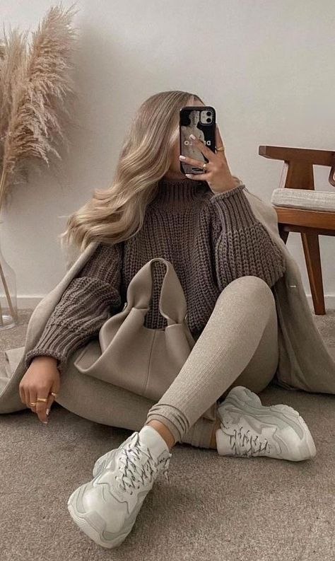 Cozy Beige Outfit, Fall Outfits Blonde, Cream Autumn Outfit, Helicopter Outfit Ideas, Beige Trainers Outfit Women, Vanilla Winter Outfit, Autumn Outfits Cozy, Autumn Vibes Outfit, Cozy Elegant Outfit