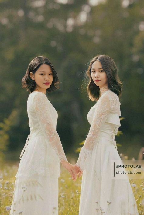 Twins Photography Models, Twins Pose Reference, Twin Photoshoot Sisters, Twin Photoshoot Ideas, Twins Photoshoot Ideas, Twin Sisters Photography, Sisters Photography Poses, Pre Debut Photoshoot, Lesbian Wedding Photography