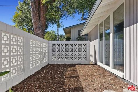 Breeze Block Courtyard, Florida Concrete Block Homes, Breeze Block Wall Front Of House, Breeze Block Walls, Breeze Block Front Fence, Cement Block Fence, Breeze Block Fence, Loster Beton, Roster Beton