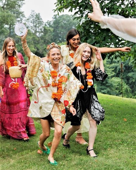 This rare photo of Ashley and Mary-Kate Olsen as boho bridesmaids just unsurfaced, and it'll make your day. See it here. Ashley Olsen Style, Olsen Twins Style, Olsen Sister, Mary Kate Ashley, Summer Bride, Olsen Twins, Mary Kate Olsen, Ashley Olsen, I'm With The Band