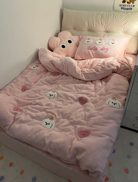 Bedcover Aesthetic, Pink Bedsheet, Jam Alarm, Dream Bedroom Inspiration, Cool Room Designs, Room Hacks, Room Redesign, Pastel Room, Pinterest Room Decor