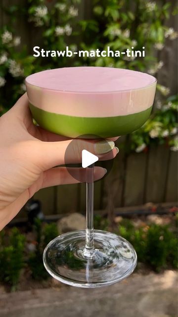 JENKI Matcha on Instagram: "STRAWB-MATCHA-TINI 🍓🍵🍸   Matcha lattes with strawberry cold foam have been living rent free in our minds. So we’ve teamed up with @smirnoffeurope to put a Matcha Mixology spin on them.   The result? A smooth and delicious matcha martini topped with a creamy strawberry cold foam! Odds are, you’re gonna seriously love this one. Recipe below 👇  💚 Ingredients:   1 tbsp freeze dried strawberry powder  100ml heavy whipping cream 100ml milk   1 JENKI Matcha shot (1 tsp of JENKI whisked in 30ml warm water)  40ml Smirnoff No.21 40ml barista coconut milk  15ml vanilla simple syrup (made by boiling 1 cup sugar, 1 cup water, 1 tbsp vanilla bean extra) 1 tbsp of aquafaba  Ice  💚 How to:   1. Start by prepping your cold foam. Add your cream & milk to a tall glass, sift Matcha Martini, Strawberry Cold Foam, Vanilla Simple Syrup, Matcha Cocktail, Strawberry Martini, Matcha Strawberry, Matcha Latte Recipe, Drinks Ideas, Signature Cocktails Wedding