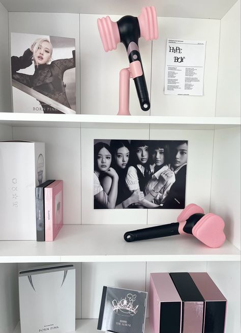 ig Danijela Album Shelf Ideas, Blackpink Shelf, Blackpink Bedroom, Blackpink Room, Album Shelf, Blackpink Album, Kpop Shelf, Kpop Room, Pop Ideas