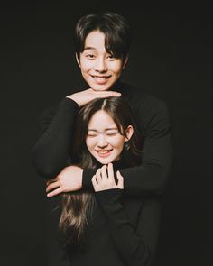 Self Foto, Prenuptial Photoshoot, Pose Prewedding, Studio Photoshoot Ideas, Prewedding Photoshoot, Korean Couple Photoshoot, Wow Photo, Korea Pre Wedding, Pre Wedding Photoshoot Outfit