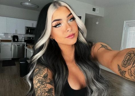 Black With Blonde Highlights, Dye Wig, The Big Wave, Dyed Hair Inspiration, Pretty Hair Color, Middle Part, Hair Dye Colors, Hair Inspiration Color, Hair Inspo Color