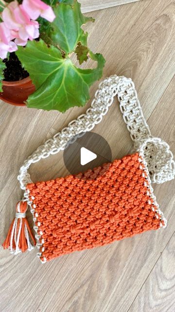 Mawun Macramé ･ Arte ･ Decoración ･ Accesorios on Instagram: "Proceso de elaboración del Bolsito Lina🧡

#macrame 
##hechoamano 
#bolsosycarteras 
#carteramacrame 
#regalonavidad 
#bolsohechoamano 
#macramechile 
#macramechileno 
#chile" Bright Sun, Sun Light, Macrame Design, Macrame, Sun, Orange, Crochet, On Instagram, Color