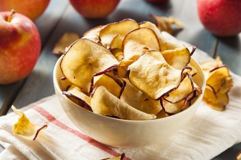 If you have a food dehydrator, you can make your own apple chips. These are cheaper and healthier than the fried apple chips in the store. You can use any type of apple you like,... Chip Alternative, Healthy Chip Alternative, Apple Chips Recipe, Dehydrated Apples, Apple Chips Baked, Snack Sani, Healthy Chips, Zucchini Chips, Apple Chips