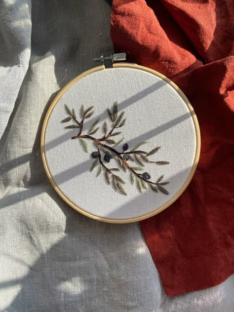 Handmade embroidery 6” hoop Easy Nature Embroidery, Embroidery Olive Branch, Olive Tree Embroidery, Small Embroidery Hoop Ideas, Olive Branch Embroidery, Fall Embroidery Ideas, Manly Embroidery, Embroidery Branch, Large Embroidery Wall Art