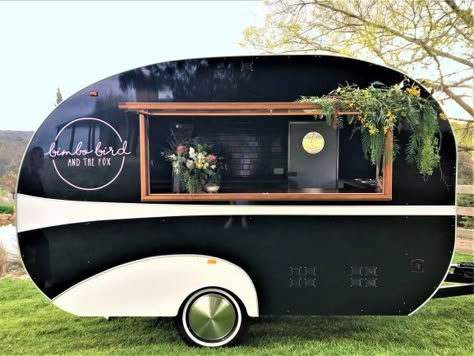 Why We're Totally Obsessed With Wedding Food Trucks (And Caravan Bars) - Wedshed Vintage Trailer Food Truck, Vintage Camper Food Truck, Rv Food Truck, Cute Food Trucks, Food Truck Camper, Caravan Food Truck, Camper Food Truck, Drink Trailer, Coffee Caravan