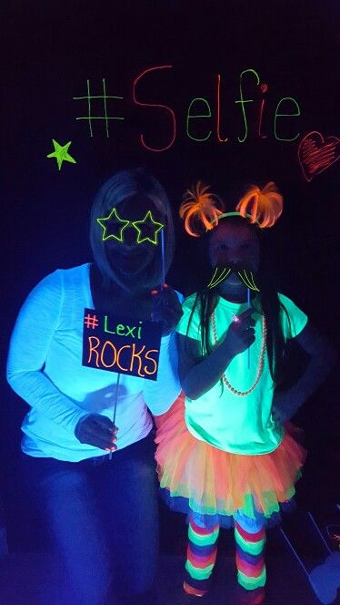 Blacklight glow in the dark photo booth made with a black plastic table cover.. #Selfie painted with blacklight activated paint. Glow In The Dark Party Ideas Outfit, Neon Sweet 16, Neon Party Outfits, Glow Dance, Glow In Dark Party, Neon Birthday Party, Glow Birthday Party, Dark Photo, Party Neon