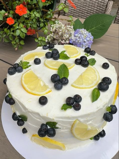 Desserts For Sharing, Pretty Spring Cakes, Cakes Easy Decoration, Summer Dessert Aesthetic, Birthday Brunch Cake Ideas, Cute Fruit Cake, Pretty Lemon Cake, Yea Party Birthday Cake, Spring Birthday Cake Ideas