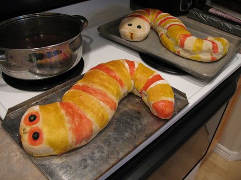 Pizza snakes! Fun for Halloween dinner! Stromboli Bread, Halloween Eats, Ideas For Crafts, Stuffed Bread, Halloween Foods, Fun Dinner, Halloween Party Snacks, Party Snack Food, Fun Halloween Food