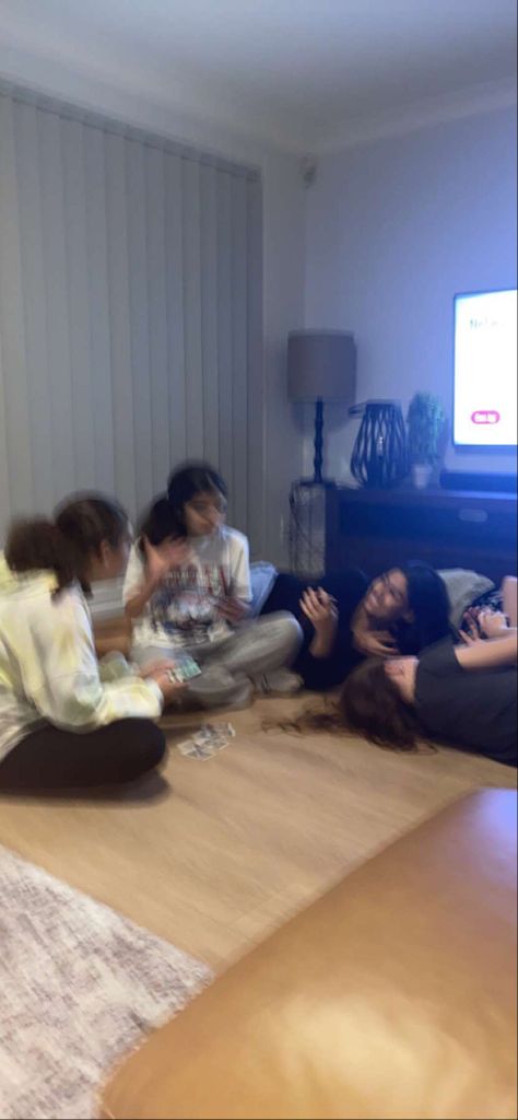 Blurry Friend Group Pictures, 5 People Group Photo Aesthetic, All Nighter Aesthetic Friends, Cousin Group Pictures, Big Sleepover Aesthetic, Fun Friend Group Aesthetic, Huge Friend Group Photo Aesthetic, Blurry Friends Aesthetic, Crazy Friend Group Aesthetic