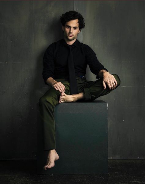 Male Suit, Penn Badgley, Celebrities Male, Fashion Stylist, Gossip Girl, Black Shirt, Atlanta, Flip Flops, Spain