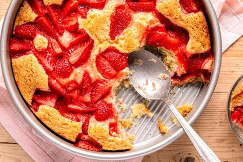 When I Brought This Strawberry Spoon Cake to a Get-Together, Everyone Had Seconds Spoon Cake, Skillet Cake, Breakfast Party Foods, Easy Dinner Casseroles, Lemon Ice Cream, Breakfast Party, Quick Easy Dinner, Round Cake Pans, Buttermilk