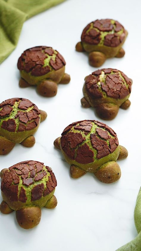 Matcha Milk Bread, Turtle Recipe, Matcha Milk, Milk Bread, Rachael Ray, Gordon Ramsay, Celebrity Chefs, Food Cakes, Creative Food