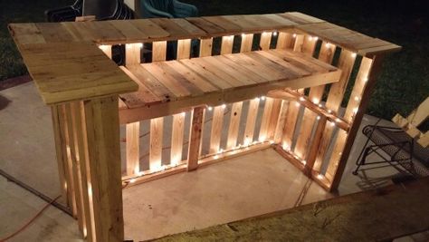 Palet Bar, Bar En Palette, Pallet Bar Diy, Diy Outdoor Bar, Outside Bars, Pallet Patio Furniture, Diy Home Bar, Pallet Bar, Backyard Bar