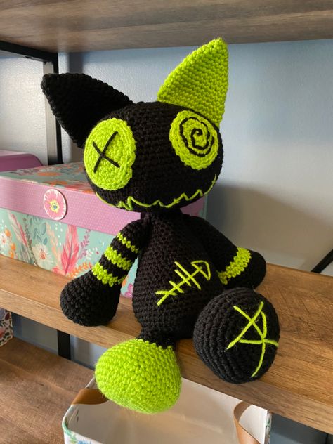 Designer @Tanston3 Weird Crochet Plushies, Crochet Punk Amigurumi, Zombie Cat Crochet Pattern Free, Crochet Stuffed Animals Emo, Alternative Crochet, Crochet Zombie Cat, Skeleton Cat Crochet Pattern, Creepy Amigurumi, Goth Crochet Plushies