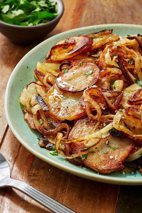 Lyonnaise Potatoes - Delish.com Dinner Ideas With Sides, Steak Dinner Ideas, Lyonnaise Potatoes, French Cooking Recipes, Easy French Recipes, Potatoes And Onions, Steak Side Dishes, Potato Sides, French Dishes