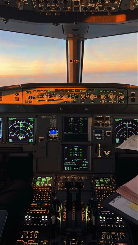 Pilot Wallpaper, Pilot Life, Future Pilot, Pilot Career, Student Pilot, New York Wallpaper, My Future Job, Airplane Wallpaper, Airport Aesthetic