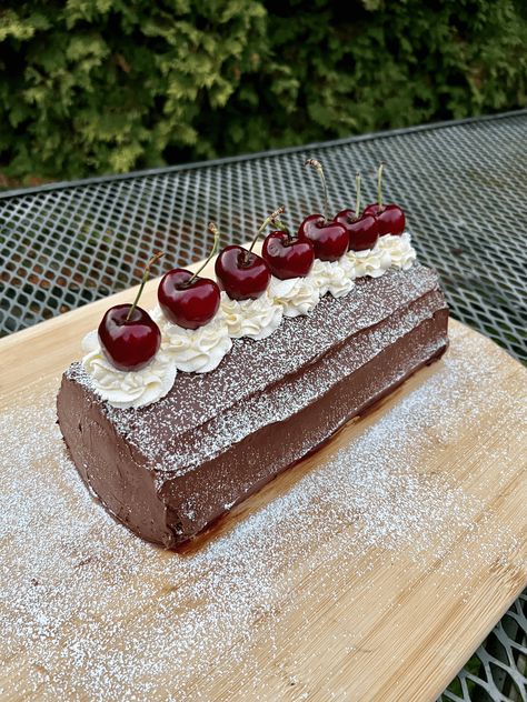 Black Forest Swiss roll Black Forest Swiss Roll, Yule Log Recipe, Dessert Pasta, Cake Rolls, Chocolate Cheese, Yule Log, Swiss Roll, Cake Roll, Chocolate Cherry