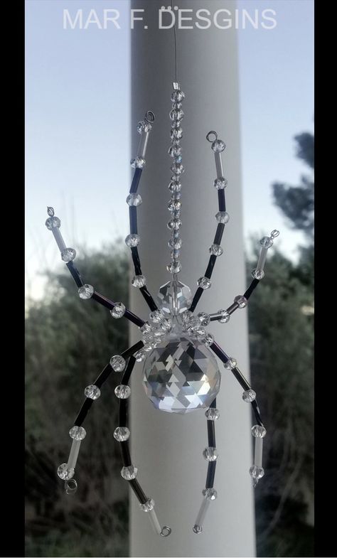 Spider Suncatcher Diy, Bead Suncatcher Diy Ideas, Christmas Spider Diy, Spiderweb Suncatcher, Witchy Yard, Bead Suncatcher Diy, Beaded Suncatcher Diy, Crystal Ornaments Diy, Spider Suncatcher