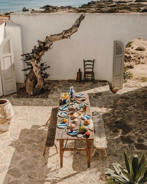 Ibiza Garden, Leather Candle, Painted Ceramic Plates, Teak Lounge Chair, Patterned Napkins, Summer Tables, H&m Home, Hand Painted Plates, White Backdrop