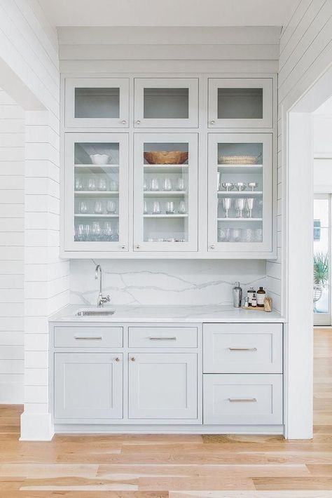 grey bar kitchen area Repose Gray Sherwin Williams, Coastal Living Rooms, New Kitchen Cabinets, Classic Kitchen, Coastal Bedrooms, Home Luxury, Grey Kitchen Cabinets, Grey Kitchen, Painting Kitchen Cabinets