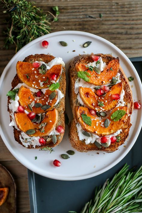 pumpkin seed toast with roasted squash Vegan Toast Toppings, Creamy Corn Salsa, Pretty Toast, Toasts Ideas, Ingredients For Bread, Toast With Fruit, Butternut Squash Toast, Healthy Breakfast Vegan, Squash Toast