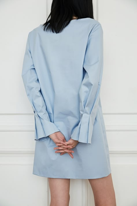 sleeve pleat detail, low classic Ideas For Sewing, Sleeves Details, Sewing Shirts, Sleeves Designs For Dresses, Clothing Details, Hijab Style, Sleeve Detail, Blue Shirt, Fashion Details