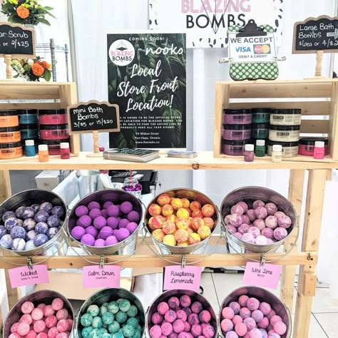 DIY Bathtub Bombs! Cute bath bombs for youths or grownups which are virtually too cute to use. #bubblebath #kidsactivity #lushbath #summeractivity Bathbomb Display Retail, Bath Bomb Display Ideas, Candle Scents Recipes, Bath Boms, Easy Soap Recipes, Tallow Soap, Happy Penguin, Diy Bathtub, 16 Candles