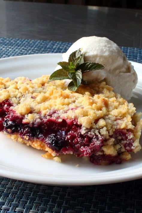 Berry Crumble Recipe, Mixed Berry Crisp, Berry Crisp Recipe, Berry Crisp, Blueberry Topping, Berry Crumble, Berry Cobbler, Streusel Muffins, Crumble Recipe