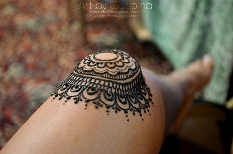 Mandala Henna Tattoo #MehendimandalaArt Henna Tattoo Designs Knee, Henna Knee Tattoo, Knee Henna Designs, Henna Knee, Knee Henna, Henna Booth, Body Doodles, Henna Fun, Mandala Henna