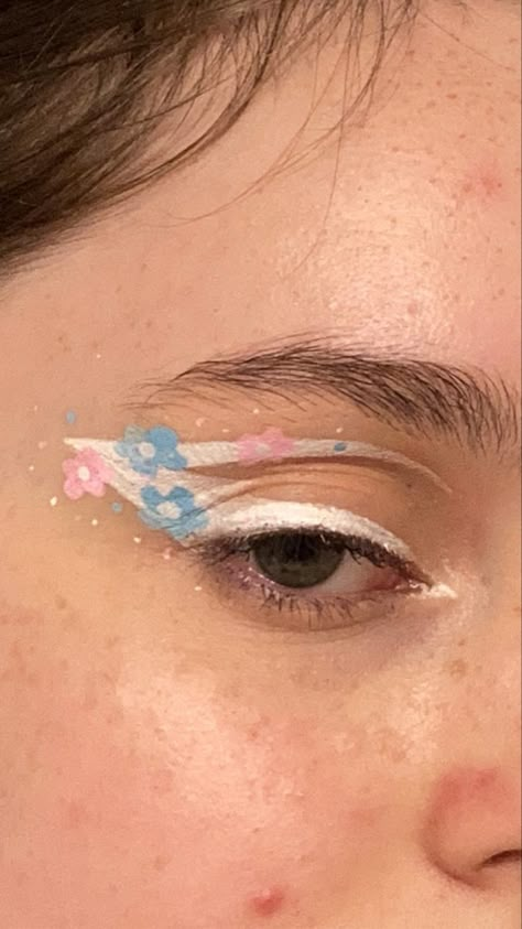 Trans Pride Makeup, Flower Eyeliner, Trans Makeup, Pride Makeup, Graphic Eyeliner, Eyeliner Styles, Cool Makeup Looks, Pinterest Makeup, Fairy Makeup