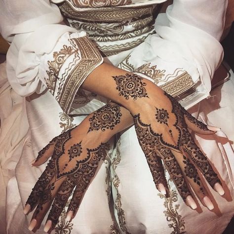 Styled in Pakistan on Instagram: “Loving this mehndi design😍 Please tag the artist below if you know!” Henna Hand Designs, Ramadan Henna, Leg Henna, Henna Inspired Tattoos, Unique Mehndi, Easy Henna, Finger Henna Designs, Henna Tattoo Hand, Henna Tattoo Designs Hand