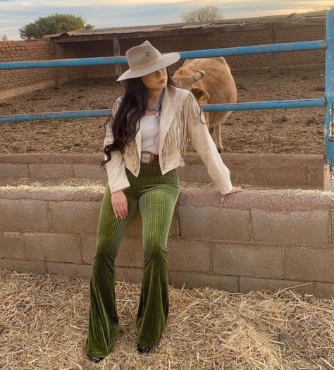 Brown Bell Bottom Pants Outfit, Bottom Pants Outfit, Ootd Vaquero, Outfit Vaqueros, Nashville Vibes, Houston Rodeo Outfit, Vaquera Fits, Bell Bottom Pants Outfit, Vaquera Outfits