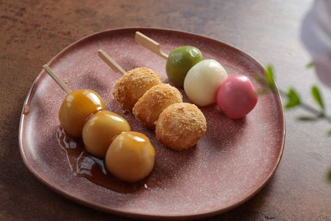 Dango dumplings are traditional Japanese sweets made of glutinous rice flour. There are various types you can make at home. Japanese Dango, Dango Recipe, Mitarashi Dango, Hanami Dango, Roasted Soybeans, Mochi Cake, Matcha Cookies, Glutinous Rice Flour, Japanese Sweet