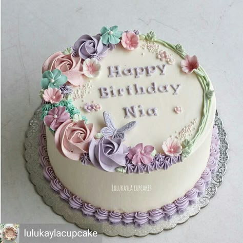 I think i will try to make this for my neice's birthday!! Cake With Flowers, Buttercream Flower Cake, Birthday Cake With Flowers, Simple Cake Designs, Cake Decorating Frosting, Beautiful Birthday Cakes, Cake Decorating Designs, Pretty Birthday Cakes, Rose Cake