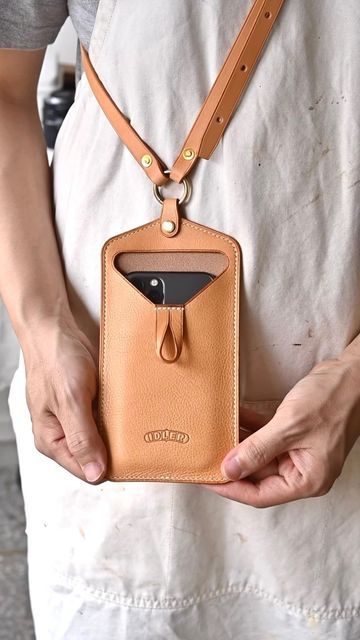 Small Leathercraft Projects, Iphone Bag, Handmade Leather Jewelry, Diy Leather Projects, Leather Bag Pattern, Jewelry Box Diy, Colorful Handbags, Diy Leather Bag, Handbag Pattern