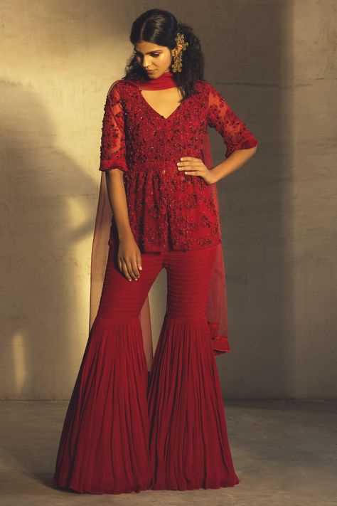 Red Diwali Outfit, Red Sarara Dress, Short Kurti And Plazo Designs Latest, Sarara Kurti Designs Latest, Sharara For Sangeet, Sharara Inspiration, Independence Day Outfit Women Indian, Short Kurti Sharara, Red Short Kurti