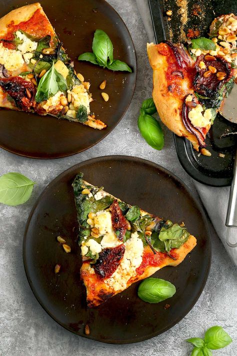 Spinach and Feta Pizza Pizza Plating Ideas, Pizza Plating, Pasta Plating, Pizza Recipe Video, Feta Pizza, Welcome To The Dollhouse, Vegetarian Pizza Recipe, Mini Meals, Pizza Sugar Cookie