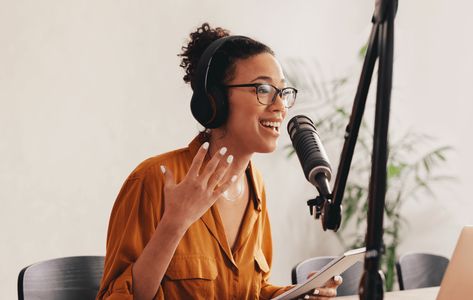 This guide shows the best way to record a podcast with video. Whether you record in-person or remotely, use a mac or pc, we’ve got you covered. Fitness Business, Garage Band, Starting A Podcast, Mac Book, Video Editing Software, Branding Photos, Photos Ideas, Still Image, Video Editing