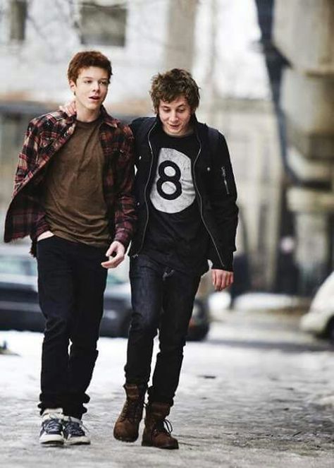 Ian and Lip Shameless Season 1, Shameless Season, Shameless Mickey And Ian, Shameless Characters, Ian Gallagher, Lip Gallagher, Ian Shameless, Shameless Tv Show, Mickey And Ian