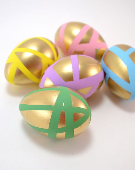 These pastel eggs get a pop of gold for fun and modern Easter eggs! Easter Dyi, Modern Easter Egg, Gold Easter Eggs, Decorating Easter Eggs, Golden Egg Easter, Decorate Easter Eggs, The Goose, Golden Egg, Modern Ideas